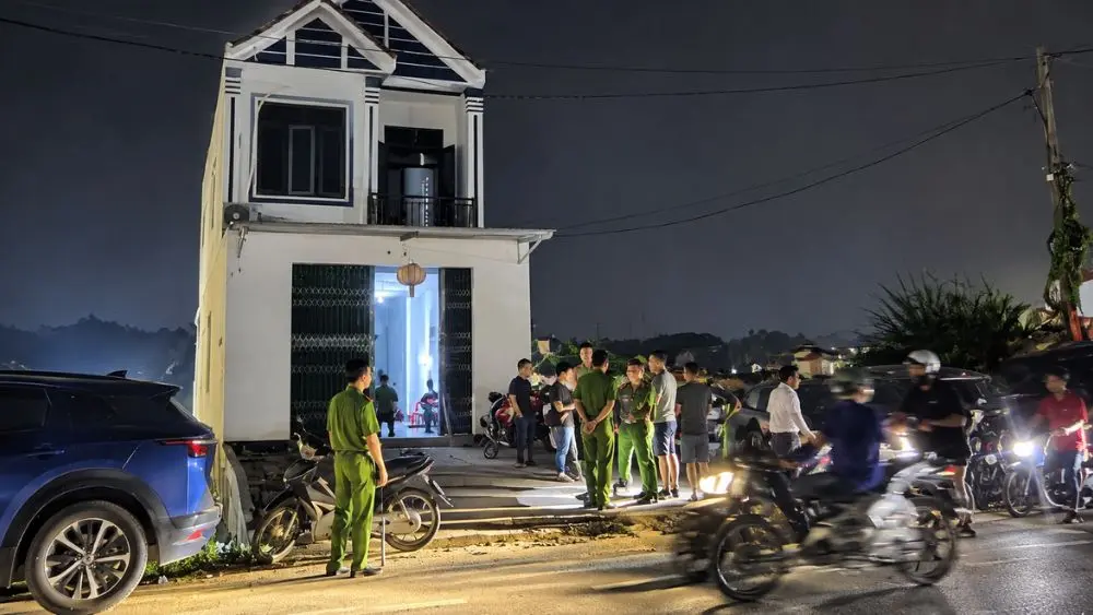 Đã bắt giữ hai thanh niên cầm kiếm cố thủ trên mái nhà ở Thanh Hóa. Chi tiết ngay!