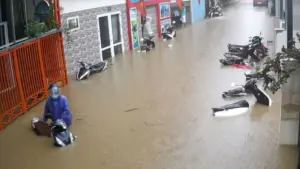 Đà Lạt ngập hơn một mét sau mưa lớn, nhiều xe máy bị nhấn chìm, nước tràn vào nhà dân và hàng loạt tuyến đường ở trung tâm.