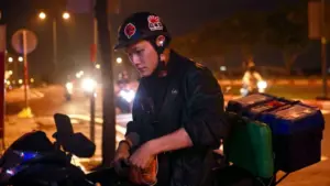 Chàng trai 24 tuổi mang theo đồ nghề cứu hộ trên xe máy, rong ruổi đêm khuya sửa xe miễn phí cho người gặp sự cố giữa đường.