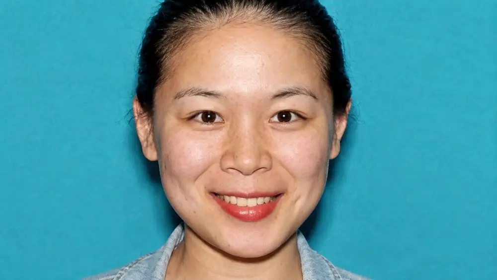 FBI bắt giữ Wanying Zhang tại sân bay Los Angeles với cáo buộc làm đặc vụ tình báo cho Trung Quốc.