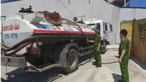 Phát hiện hầm chứa khoảng 3.000 lít dầu tại cơ sở phế liệu ở Thanh Hóa, lực lượng chức năng lập hồ sơ xác minh nguồn gốc.
