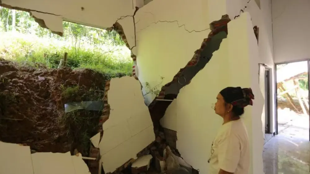 Hơn 30 hộ dân vùng sạt lở ở Thanh Hóa mong sớm có nơi ở an toàn khi nhà cửa bị hư hỏng, cuộc sống bị ảnh hưởng.