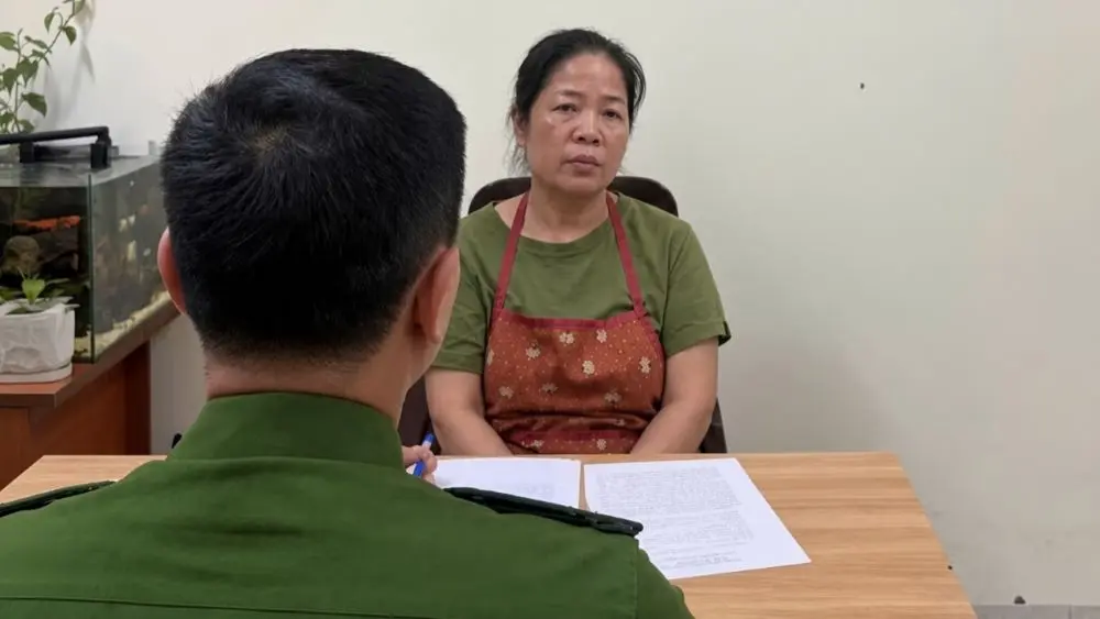 Nguyễn Thị Hoa bị khởi tố, bắt tạm giam tại Hà Nội về hành vi gây rối trật tự công cộng. Tìm hiểu vụ việc liên quan lối đi chung.