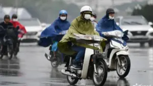 Không khí lạnh tràn về từ tối 4/10 khiến miền Bắc mưa giông, trời chuyển lạnh; vùng núi cao có nơi rét, Hà Nội mưa rét.