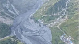 Lũ bùn bất ngờ tràn qua làng Chumnubri, Nepal, cuốn phăng nhà cửa và cầu đường sau sạt lở, gây thiệt hại nghiêm trọng.