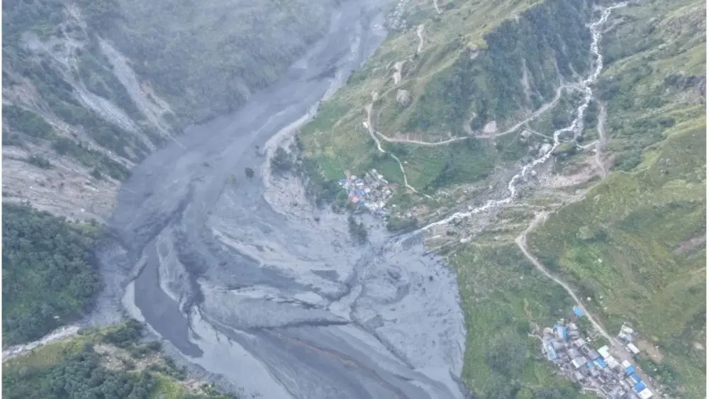 Lũ bùn bất ngờ tràn qua làng Chumnubri, Nepal, cuốn phăng nhà cửa và cầu đường sau sạt lở, gây thiệt hại nghiêm trọng.