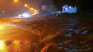 Lũ cát đỏ tràn xuống Mũi Né sau mưa lớn, phủ kín đường Nguyễn Thông, khiến nhiều xe máy gặp khó khăn khi di chuyển.