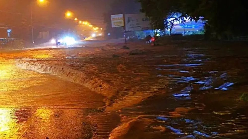 Lũ cát đỏ tràn xuống Mũi Né sau mưa lớn, phủ kín đường Nguyễn Thông, khiến nhiều xe máy gặp khó khăn khi di chuyển.