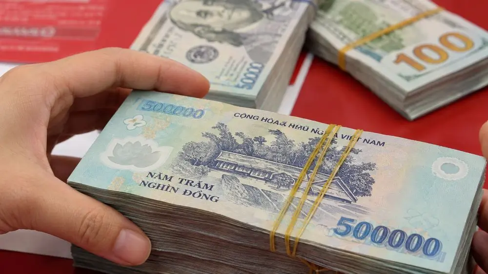 Vạch trần màn lừa chạy việc vào ngành công an, Hoàng Tài Hiếu bị cáo buộc chiếm đoạt 525 triệu đồng của 6 người rồi bỏ trốn hơn 13 năm.