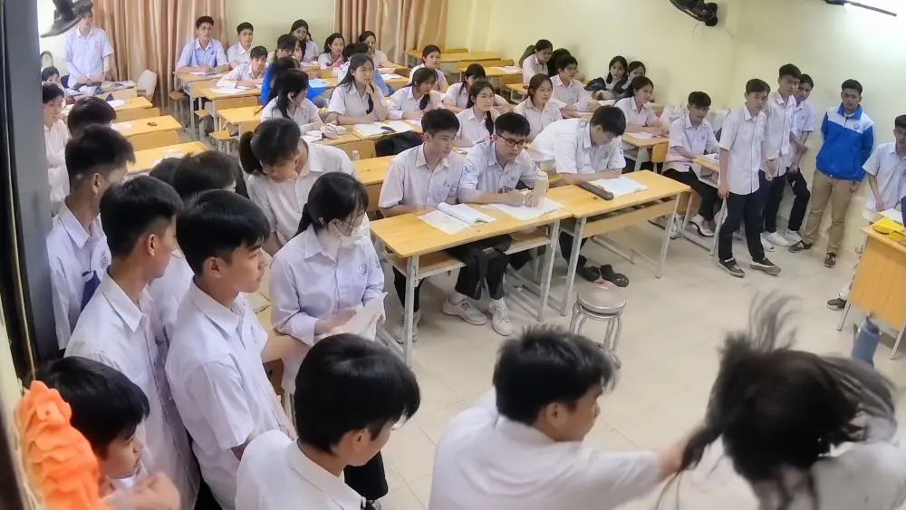 Vụ nam sinh đánh cô giáo tại Hà Nội gióng lên hồi chuông cảnh báo về bạo lực học đường và đặt ra vấn đề xử lý pháp lý với người chưa thành niên.