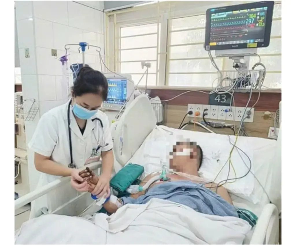 Vụ cháy nhà nghi liên quan sạc xe điện ở Hải Phòng khiến bé gái 16 tháng tuổi tử vong, người chồng vẫn phải thở máy tại Bệnh viện Bạch Mai.