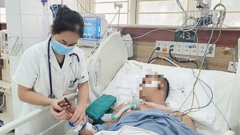 Vụ cháy nhà nghỉ nghi liên quan đến sạc xe điện khiến bé 16 tháng tuổi tử vong, người chồng bị bỏng nặng, đang được điều trị tích cực.