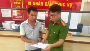 Nhận 220 triệu đồng chuyển nhầm, người đàn ông ở Thanh Hóa chủ động báo công an và trả lại toàn bộ số tiền cho người chuyển nhầm.