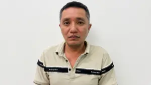 Tạm giữ Nguyễn Văn Kiên, người có 3 tiền án, để điều tra vụ đập phá ô tô tại Hà Nội. Vụ việc thu hút sự chú ý bởi hành vi của đối tượng.