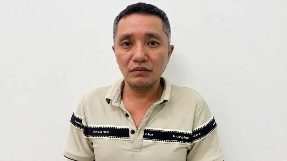 Tạm giữ Nguyễn Văn Kiên, người có 3 tiền án, để điều tra vụ đập phá ô tô tại Hà Nội. Vụ việc thu hút sự chú ý bởi hành vi của đối tượng.