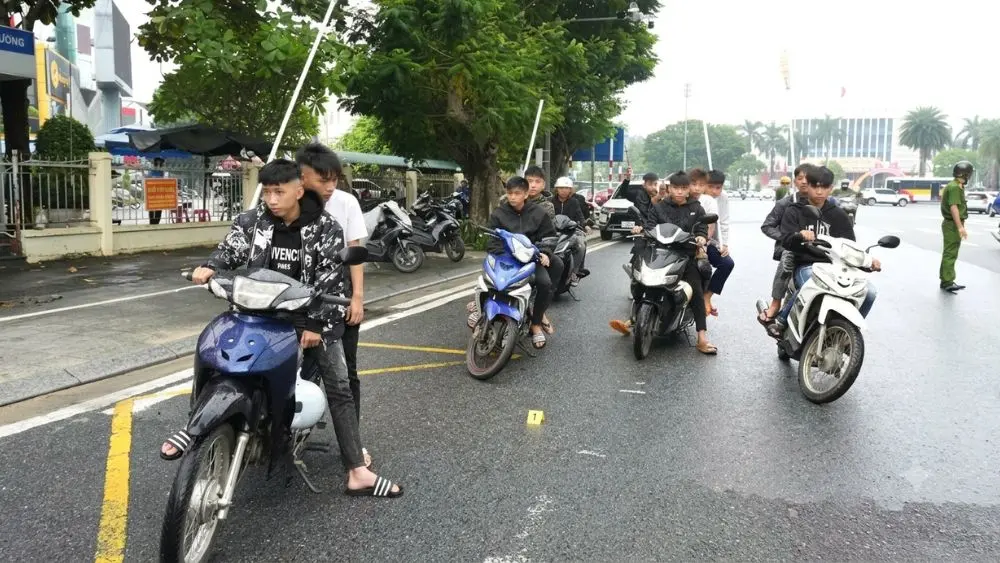 Nhóm 16 thanh thiếu niên mang hung khí, chạy xe náo loạn đường phố Huế. Chi tiết ngay!