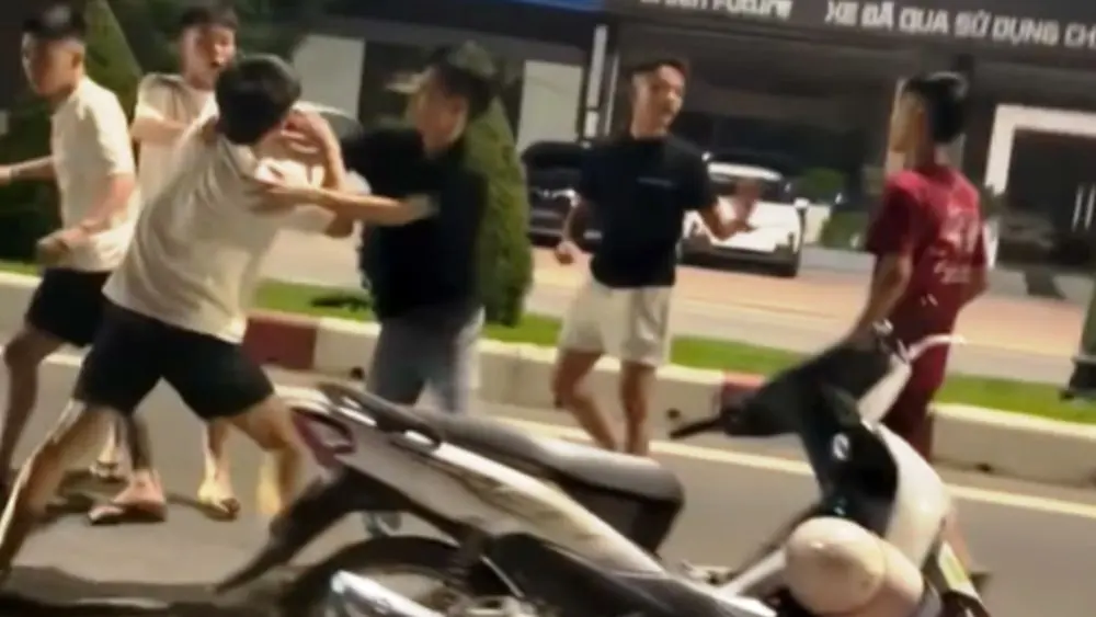 Công an Hà Tĩnh triệu tập nhóm thanh niên liên quan vụ xô xát trên đường Trần Phú sau khi thông tin được đăng tải trên Facebook.