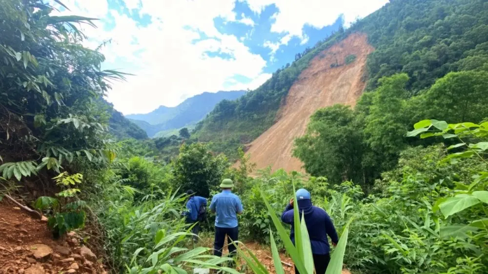 Núi Huồi Pai ở Nghệ An xuất hiện vết nứt dài 1km, tiềm ẩn nguy cơ sạt lở, đe dọa an toàn 61 hộ dân sống dưới chân núi.