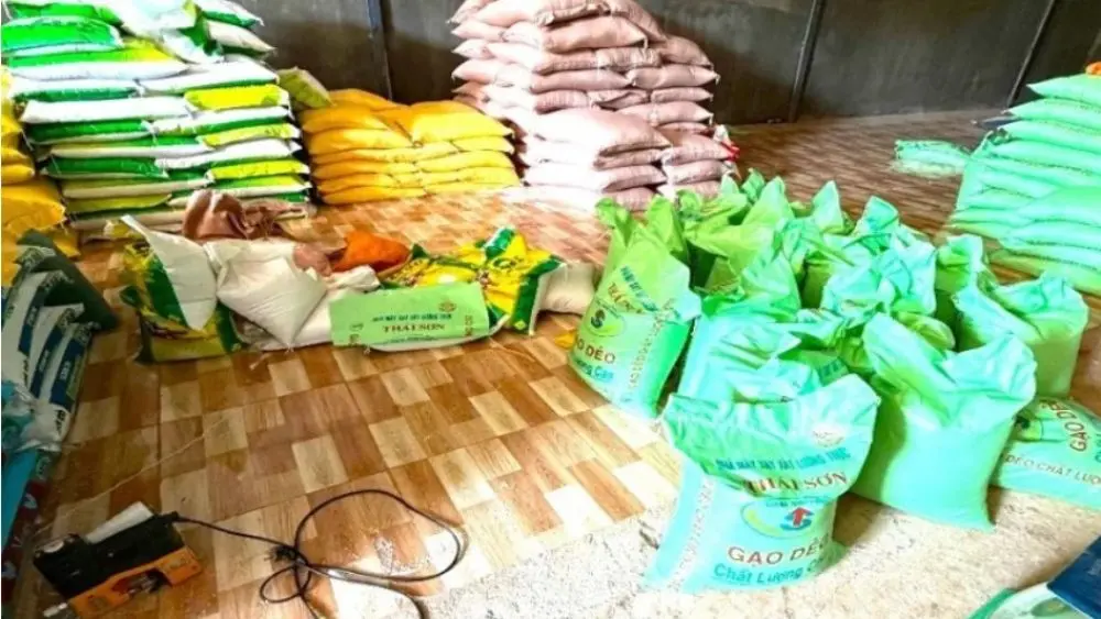 Kiểm tra kho hàng của một cặp vợ chồng, lực lượng chức năng phát hiện hơn 9 tấn gạo giả. Vụ việc đặt ra cảnh báo về nguồn gốc thực phẩm.