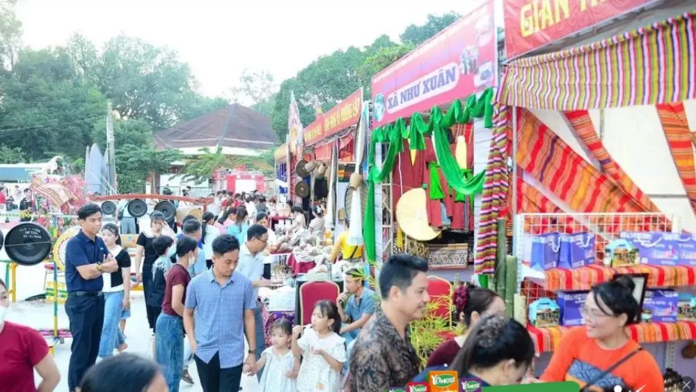 Hàng nghìn du khách đến Lam Kinh trải nghiệm phiên chợ vùng cao, thưởng thức ẩm thực, mua sản vật và khám phá văn hóa các dân tộc Thanh Hóa.