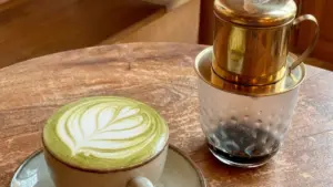 Quán cà phê của 2 người Việt tại Pháp đông nghịt khách sau một lần mất điện. Chi tiết ngay!