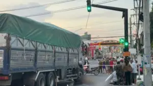Vụ tai nạn khi ông đón cháu đi học về bằng xe máy va chạm với xe tải khiến cháu tử vong thương tâm, gây xót xa.