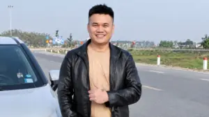 Tài xế taxi phát hiện bé gái 14 tuổi có dấu hiệu bị dụ dỗ khi đi 450km gặp người quen qua mạng và kịp thời đưa em đến công an.