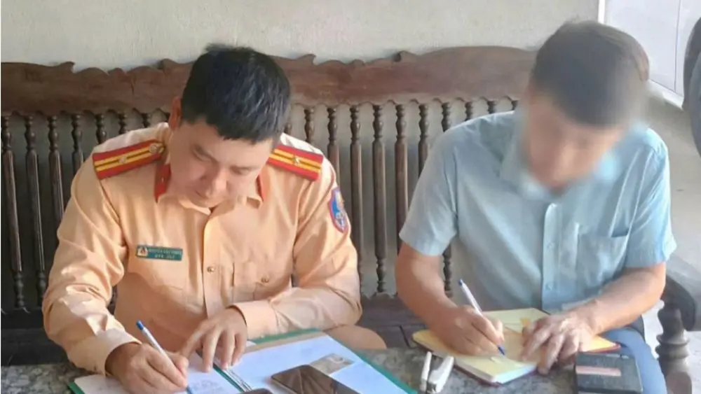 Hai tài xế tại Thanh Hóa bị phát hiện vượt đèn đỏ, đi ngược chiều, đối diện mức phạt có thể lên tới 20 triệu đồng.