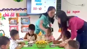 Hai giáo viên mầm non bị tạm đình chỉ sau vụ việc tát vào mặt bé gái trong giờ học. Vụ việc gây chú ý về an toàn của trẻ tại trường.