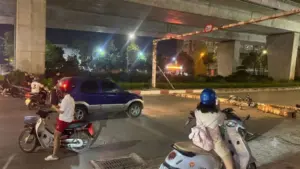 Thanh giới hạn chiều cao rơi trúng người đi xe máy. Cập nhật thông tin ngay!