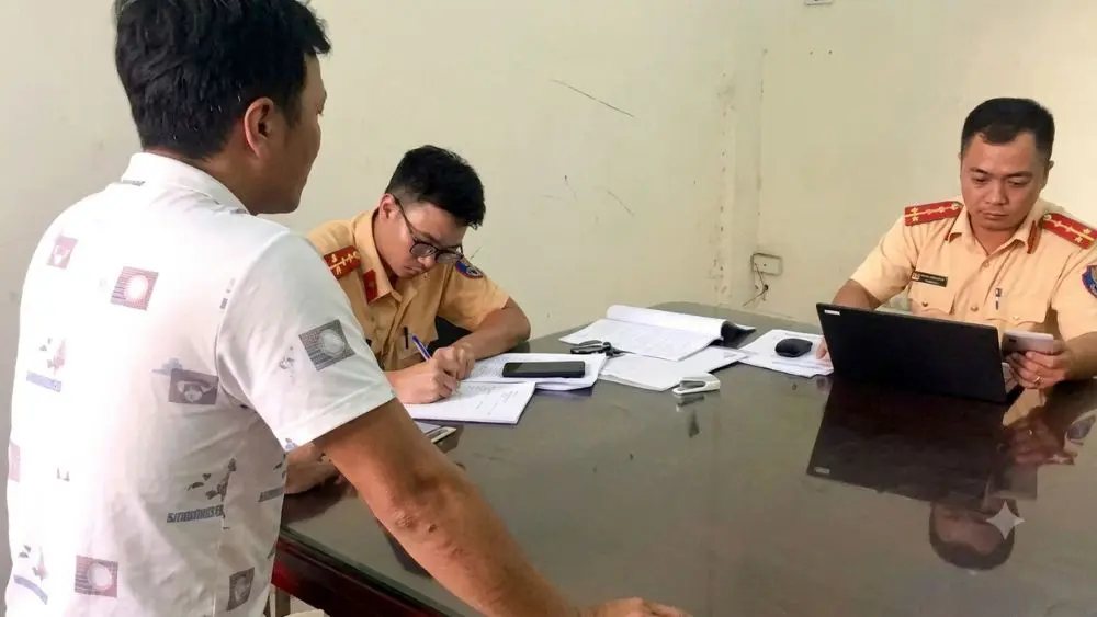 Thanh Hóa xử lý nhiều ô-tô biển trắng chở khách thu tiền trái quy định. Chi tiết ngay!