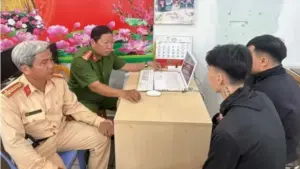 : Nhóm thanh thiếu niên chạy xe máy vào làn ô tô để quay TikTok câu view, thu hút sự chú ý của cơ quan công an.