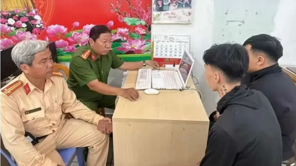 : Nhóm thanh thiếu niên chạy xe máy vào làn ô tô để quay TikTok câu view, thu hút sự chú ý của cơ quan công an.