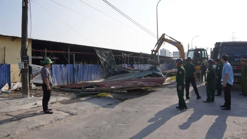 Lực lượng chức năng huy động máy móc tháo dỡ nhà xưởng, ki-ốt xây dựng trái phép. Cập nhật diễn biến vụ việc ngay tại đây!