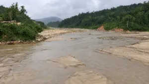 Nghịch lý hàng loạt hồ thủy điện ở Đà Nẵng khô cạn, trơ đáy bãi cát giữa cao điểm mùa mưa lũ.