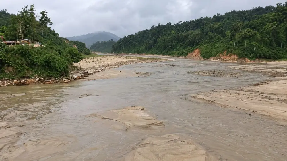 Nghịch lý hàng loạt hồ thủy điện ở Đà Nẵng khô cạn, trơ đáy bãi cát giữa cao điểm mùa mưa lũ.