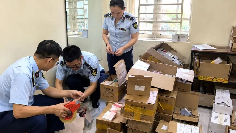 Tiêu hủy hơn 1.000 sản phẩm mỹ phẩm, kem nền, phấn má hồng không rõ nguồn gốc. Chi tiết ngay!