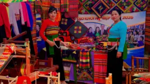 Trưng bày, trải nghiệm nghề dệt thổ cẩm và trang phục Mường tại xã Thạch Quảng. Khám phá sắc màu, hoa văn đặc trưng cùng nghệ nhân địa phương.