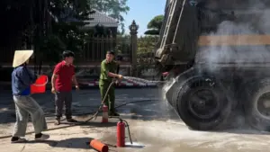 Xe tải bốc cháy khi đang đổ nhiên liệu tại cây xăng ở Thanh Hóa. Đám cháy được khống chế kịp thời, hạn chế nguy cơ cháy lan.