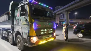 CSGT Hà Nội xử lý xe tải độ còi hơi, đèn chiếu sáng gây tiếng ồn, chói mắt, ảnh hưởng sinh hoạt và tiềm ẩn nguy cơ mất an toàn giao thông.