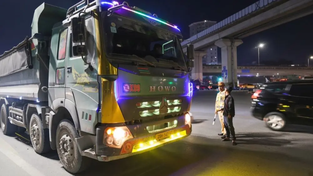 CSGT Hà Nội xử lý xe tải độ còi hơi, đèn chiếu sáng gây tiếng ồn, chói mắt, ảnh hưởng sinh hoạt và tiềm ẩn nguy cơ mất an toàn giao thông.