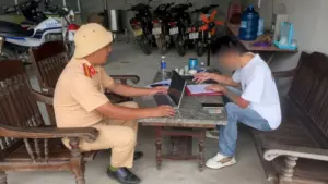 Xử lý tài xế lái ô tô vượt ẩu suýt gây tai nạn trên đường phố Thanh Hóa. Cán bộ CSGT làm việc với tài xế, xem chi tiết ngay.